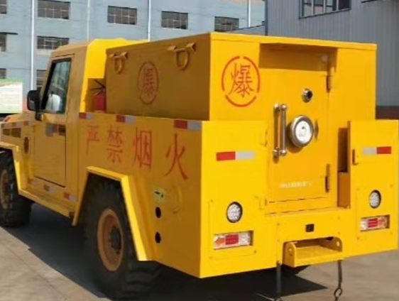 黄流镇凯龙爆破器材运输车：保障爆破任务的安全运行