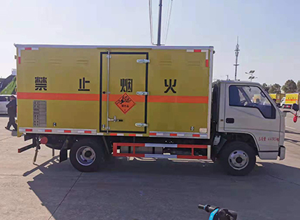 黄流镇爆破器材运输车工人安全操作规范与智能技术保障